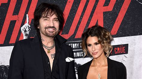 Tommy Lee Brings Wife Brittany Furlan Onstage to Flash Crowd.